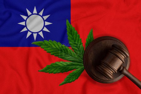 Téléchargez les photos : Gavel et feuille de chanvre sur le fond du drapeau taïwanais. Le concept de légalisation du cannabis en République de Chine. - en image libre de droit