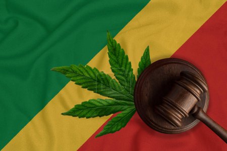 Téléchargez les photos : Feuille de cannabis et marteau du juge sur le fond du drapeau congolais. - en image libre de droit