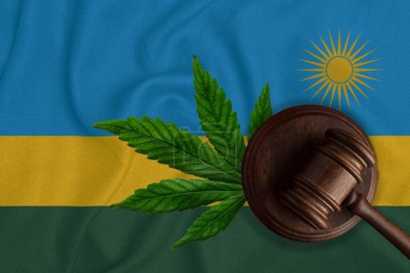 Téléchargez les photos : Gavel et le drapeau du Rwanda avec l'image d'une feuille de cannabis. Le concept de légalisation de la marijuana dans le pays. - en image libre de droit