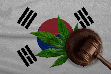 Téléchargez les photos : Gavel et feuille de cannabis sur le drapeau de la Corée du Sud. Légalisation de la marijuana en Corée du Sud. - en image libre de droit