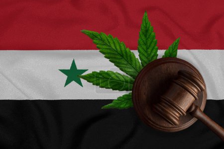 Téléchargez les photos : Cannabis et juges gavel sur le fond du drapeau syrien. Le concept de légalisation de la marijuana dans le pays. - en image libre de droit
