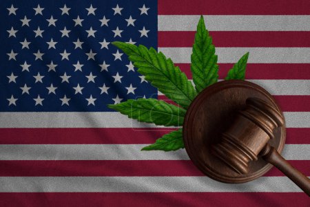 Téléchargez les photos : Gavel et feuille de cannabis sur fond de drapeau des États-Unis d'Amérique. - en image libre de droit