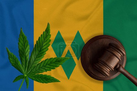 Téléchargez les photos : Feuille de marijuana et marteau du juge sur le fond du drapeau de Saint-Vincent-et-les Grenadines. - en image libre de droit