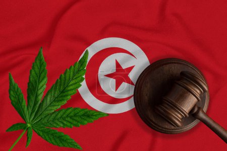 Téléchargez les photos : Feuille de cannabis et marteau de juge sur le fond du drapeau tunisien. Concept de légalisation de la marijuana. - en image libre de droit