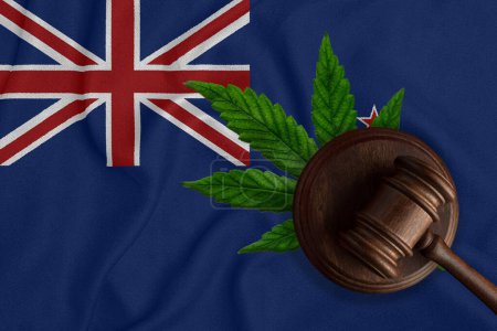 Gavel und Marihuana auf der neuseeländischen Flagge. Das Konzept der Legalisierung von Marihuana im Land