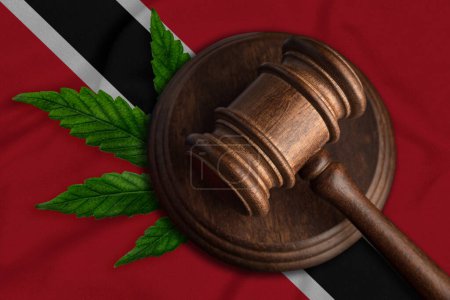 Téléchargez les photos : Concept juridique de Trinité-et-Tobago avec gavel de juges en bois et cannabis sur le fond du drapeau de Trinité-et-Tobago - en image libre de droit