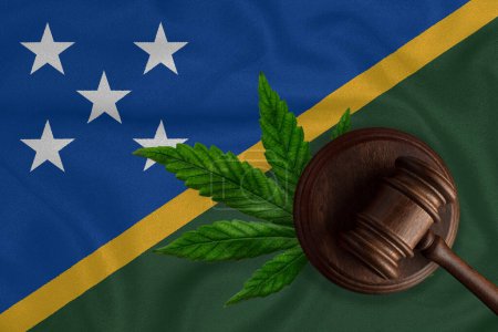 Téléchargez les photos : Gavel et feuille de cannabis sur le fond du drapeau des Îles Salomon. Le concept de légalisation de la marijuana dans les Îles Salomon. - en image libre de droit
