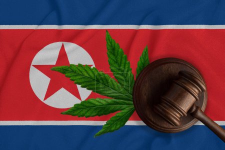Téléchargez les photos : Gavel et feuille de cannabis sur le drapeau nord-coréen - légalisation du concept de marijuana. - en image libre de droit