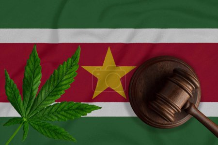 Téléchargez les photos : Cannabis et juge Gavel sur le fond du drapeau du Suriname. - en image libre de droit