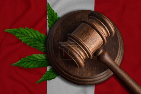 Téléchargez les photos : Concept de loi sur la marijuana avec un marteau en bois sur le fond du drapeau du Pérou - en image libre de droit