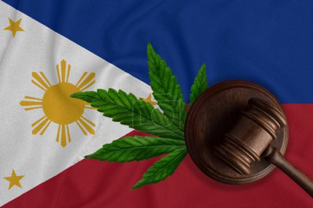 Téléchargez les photos : Feuille de cannabis et marteau du juge sur le fond du drapeau des Philippines. - en image libre de droit