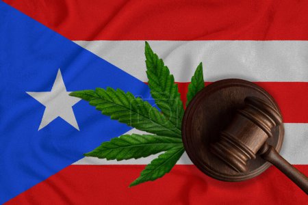 Téléchargez les photos : Cannabis et juges marteau sur le fond du drapeau portoricain. concept de légalisation. - en image libre de droit