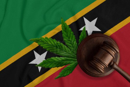 Téléchargez les photos : Marijuana et juge Gavel sur le fond du drapeau de Saint-Kitts-et-Nevis. Concept de légalisation de la marijuana. - en image libre de droit