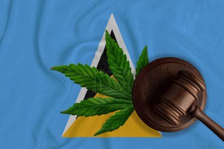 Téléchargez les photos : Gavel et feuille de cannabis sur le drapeau de Sainte-Lucie - légalisation de la marijuana dans le pays. - en image libre de droit