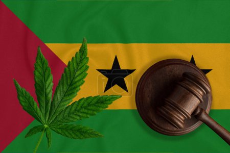 Téléchargez les photos : Feuille de cannabis et marteau du juge sur le fond du drapeau de San Tomé et Principe. - en image libre de droit