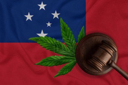 Téléchargez les photos : Juge marteau et feuille de cannabis sur le drapeau des Samoa. Concept de légalisation de la marijuana. - en image libre de droit