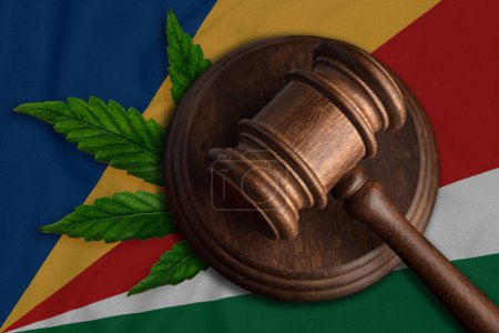 Téléchargez les photos : Image composite du cannabis et du marteau des juges sur le drapeau des Seychelles. - en image libre de droit