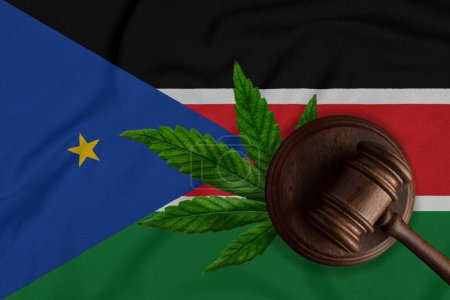 Téléchargez les photos : Cannabis et juges marteau sur le fond du drapeau de la République du Soudan du Sud. Concept de cannabis médical - en image libre de droit