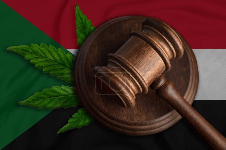 Téléchargez les photos : Juges marteau et feuille de cannabis sur le fond du drapeau soudanais. Concept de légalisation du cannabis. - en image libre de droit