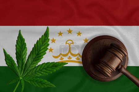 Téléchargez les photos : Feuille de cannabis et marteau du juge sur le fond du drapeau du Tadjikistan. - en image libre de droit