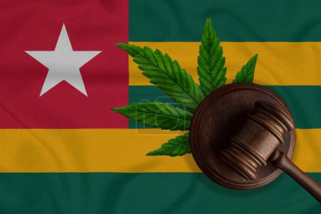 Téléchargez les photos : Gavel et drapeau du Togo avec l'image d'une feuille de marijuana. Concept de cannabis médical - en image libre de droit