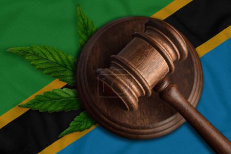 Téléchargez les photos : Juges marteau et feuille de marijuana sur le fond du drapeau tanzanien. Concept de légalisation de la marijuana - en image libre de droit