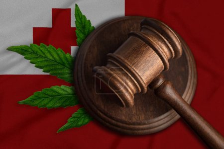 Téléchargez les photos : Gavel sur le fond du drapeau Tonga. Concept de cannabis médical. - en image libre de droit