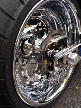 Téléchargez les photos : A polished chrome rear motorcycle wheel - en image libre de droit