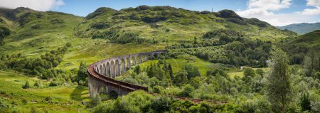 Téléchargez les photos : La vue jusqu'au viaduc de Glenfinnan montrant le paysage magnifique dans cet endroit reculé - en image libre de droit