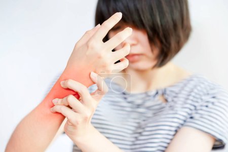 Foto de Women with wrist pain from occupations that use their hands all the time or from accidents causing wrist bruises, fractures, arthritis. - Imagen libre de derechos