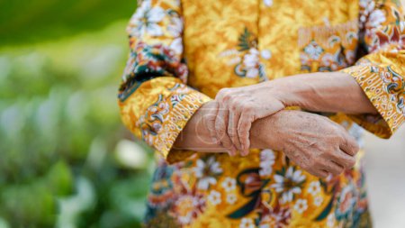 Foto de Wrist pain in the elderly or diseases related to rheumatism. Concept of health problems in the elderly. - Imagen libre de derechos