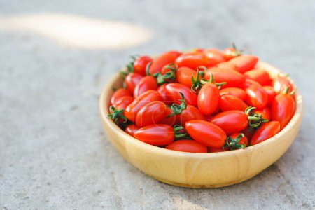 Foto de Fresh sweet cherry tomatoes are bite-sized and have a slightly sweet and sour taste. - Imagen libre de derechos