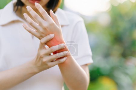 Téléchargez les photos : Woman having wrist pain due to carpal tunnel syndrome. Health care concept. - en image libre de droit