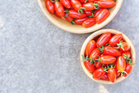 Téléchargez les photos : Tomate Solarino est une variété de Hollande. Le fruit est petit, semblable à une tomate cerise, avec un bon goût, aigre-doux, chair ferme, peu de graines, aucune odeur piquante de tomates, fruité. - en image libre de droit