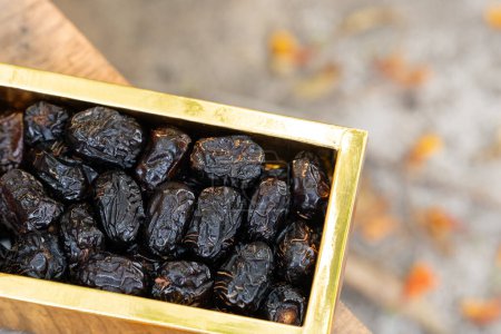 Téléchargez les photos : Les dattes Ajwah sont une variété comestible séchée originaire d'Arabie Saoudite et apparaissant dans le Coran de l'Islam.. - en image libre de droit