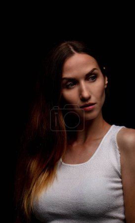 Téléchargez les photos : Femme avec maquillage naturel portant un haut blanc sur fond marron - en image libre de droit