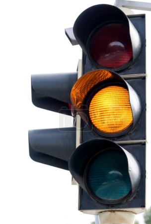 Primer plano del semáforo que muestra la luz amarilla anaranjada como concepto de incertidumbre de espera y falta de decisión
