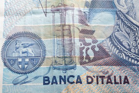 Téléchargez les photos : Extreme close up of old obsolete old vintage lire banknote with inscription banca ditalia means italian national bank as concept for italian economy financial market and banking system - en image libre de droit