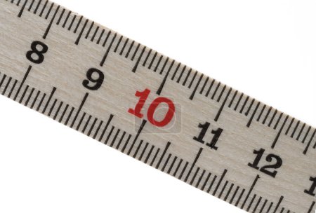 Téléchargez les photos : Macro close-up vue partielle de l'échelle de mesure d'une règle de compteur en bois règle pliante sur fond blanc comme un concept pour mesurer les distances et les longueurs. - en image libre de droit