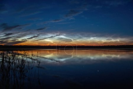Téléchargez les photos : Beau coucher de soleil sur le lac. Nuages noctilucents - en image libre de droit