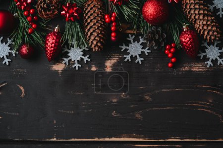 Foto de Fondo de Navidad juguetes árbol de Navidad rojo, plata copo de nieve y abeto brance sobre fondo de madera.. Fondo de Navidad con espacio para text.Copyspace. - Imagen libre de derechos