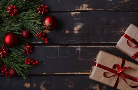 Foto de Vista superior foto Navidad flatlay cajas de regalo, juguetes de árbol de Navidad rojo y brance de abeto sobre fondo de madera. Fondo de Navidad con espacio para text.Copyspace. - Imagen libre de derechos