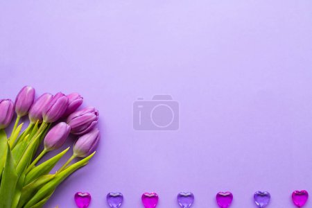 Foto de Primavera tulipanes frescos sobre fondo violeta para el día de la madre, San Valentín, fiestas de Pascua invitación postal.. - Imagen libre de derechos