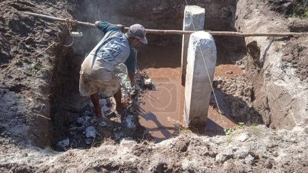 Téléchargez les photos : Travaux de construction dans une fosse - fondation de pieux pour une structure lourde avec des sols mous - en image libre de droit