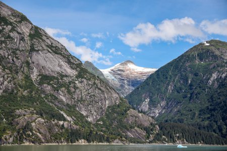 Téléchargez les photos : Pics montagneux à Tracy Arm Fjord près de Juneau, Alaska. - en image libre de droit