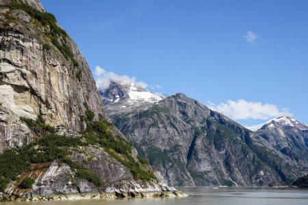 Téléchargez les photos : Montagnes enneigées à Tracy Arm Fjord près de Juneau, Alaska. - en image libre de droit