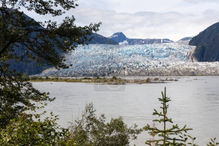 Foto de Una vista del glaciar Hole-In-The-Wall vista desde el Taku Glacier Lodge cerca de Juneau, Alaska - Imagen libre de derechos