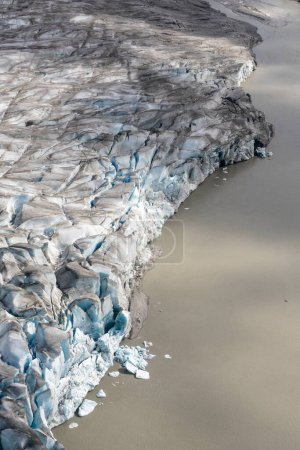 Téléchargez les photos : Le museau du glacier Taku, un glacier à marée dans l'inlet Taku qui se trouve au sud-est de Juneau, en Alaska, et qui est le seul glacier en progression sur le champ de glace Juneau. - en image libre de droit