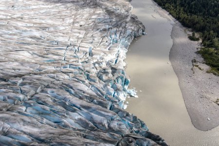 Téléchargez les photos : Le museau du glacier Taku, le seul glacier en progression sur le champ de glace Juneau. - en image libre de droit