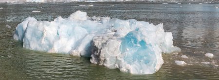 Téléchargez les photos : Vue rapprochée d'un iceberg dans le fjord Tracy Arm qui a vêlé depuis le glacier South Sawyer près de Junea, en Alaska. - en image libre de droit